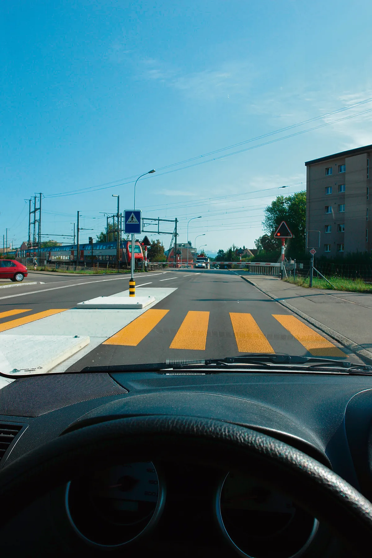 Blick aus einem Auto auf den Bahnübergang Winterthurerstrasse in Uster.